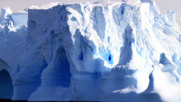 На антарктическом острове Пайн-Айленд откололся айсберг