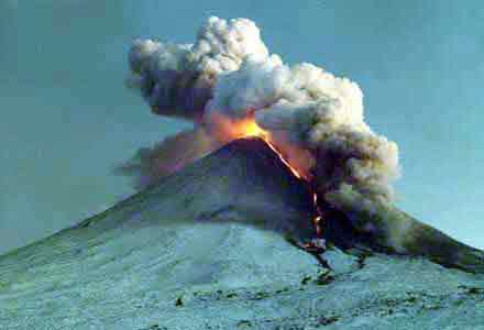Вулкан на Аляске начинает извергать потоки лавы