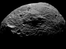 Американский зонд Dawn обнаружил возможные следы воды на астероиде Веста