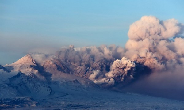 На Камчатке вулкан Шивелуч выбросил столб пепла на 9 километров