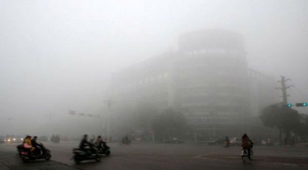Часть Китая погрузилась в смог, закрыты дороги, школы и аэропорты
