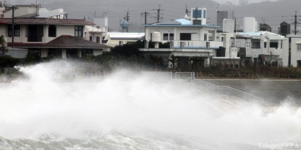 Более 2300 домов на юге Японии остались без электричества из-за удара тайфуна "Франциск"