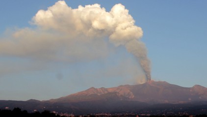 На Сицилии началось извержение вулкана Этна: власти готовят эвакуацию