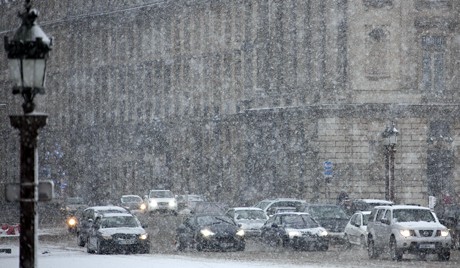 Снегопад парализовал движение на востоке Франции