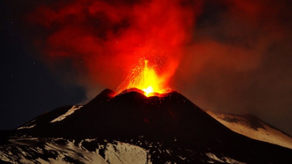 Крупнейший в Европе вулкан разбушевался: зафиксировано мощное извержение
