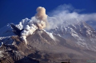 Вулкан Шивелуч на Камчатке выбросил пепел на высоту 10 километров