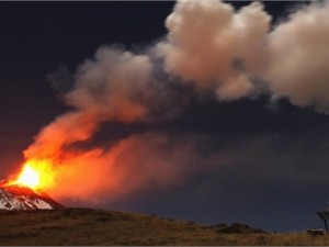 В Италии извергается вулкан Этна