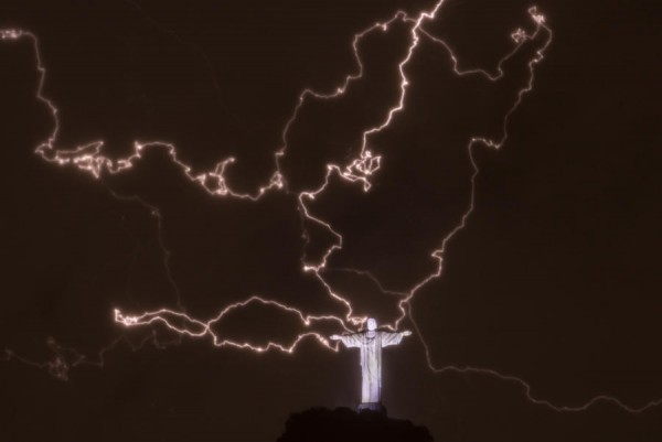 Молния повредила статую Иисуса Христа в Рио-де-Жанейро