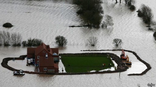 Беспрецедентное наводнение в Англии. Военные эвакуируют людей из затопленных районов Британии