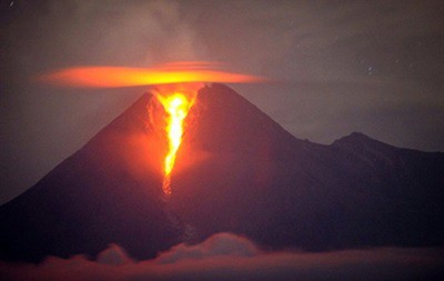 В центре Эквадора вулкан выбросил столб дыма на 10 км