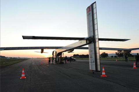 В Швейцарии самолет на солнечных батареях совершил первый полет