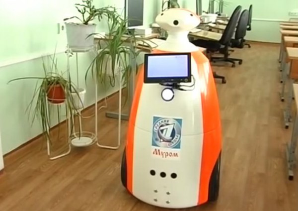 В Муроме в школу пошел робот, чтобы помочь детям учиться