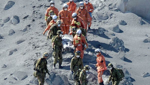 Спасатели обнаружили еще 10 погибших альпинистов близ вулкана в Японии
