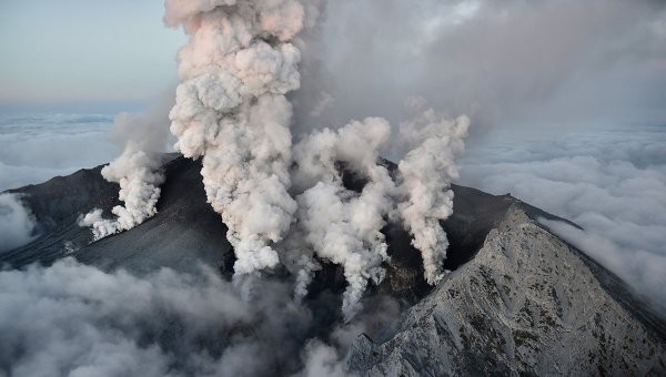 При извержении в Японии вулкан выбрасывал камни со скоростью 300 км/ч