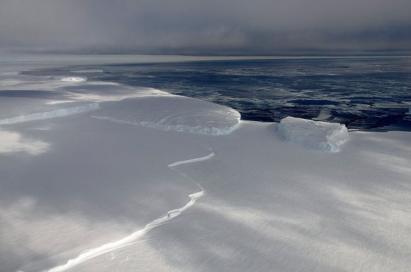 Морские льды в Арктике таят, в Антарктике растут