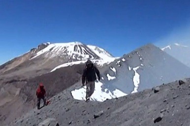 Перуанский вулкан Сабанкая выбрасывает пар и газ