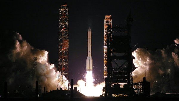 "Протон-М" вывел на орбиту спутник связи "Ямал-401" для "Газпрома"