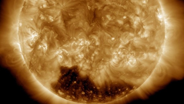 На Солнце обнаружена огромная корональная дыра