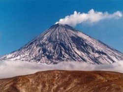 На Камчатке извергается вулкан