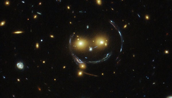 "Хаббл" нашел в созвездии Большой Медведицы "смайлик" из галактик