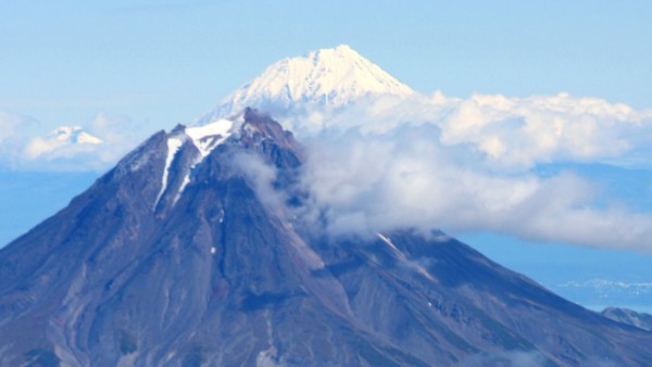 Вулканы на Камчатке выбросили два столба пепла