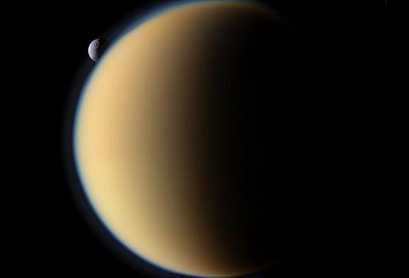 Как формируется атмосфера на Титане, спутнике Сатурна?