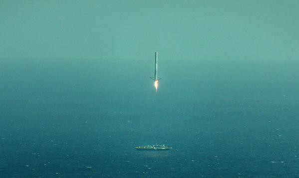 Первая ступень Falcon 9 опрокинулась при посадке на морскую платформу