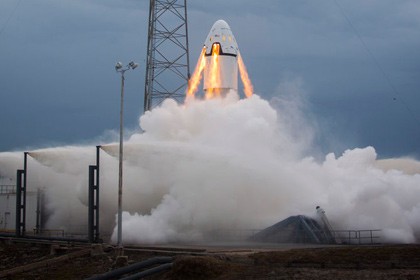 SpaceX выложила видео первых испытаний своего пилотируемого корабля