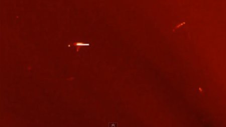 В сети Интернет появилось фото НЛО, заправляющегося от Солнца