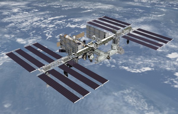 Российские космонавты выйдут в открытый космос, чтобы протереть иллюминатор МКС