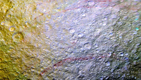 Необъяснимые красные полосы обнаружены на поверхности спутника Сатурна