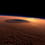 Ученые: на Марсе найдена странная воронка со льдом