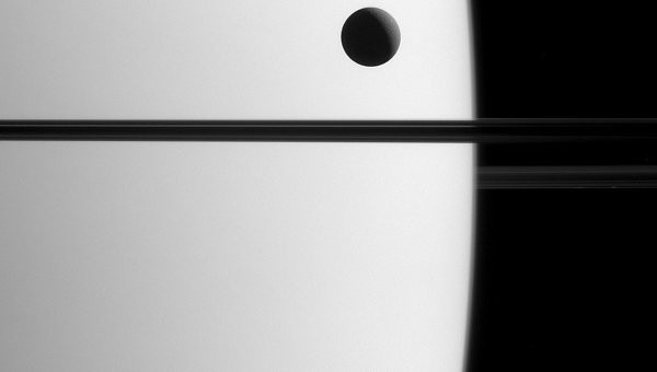 Опубликован снимок транзита спутника Дионы на фоне Сатурна
