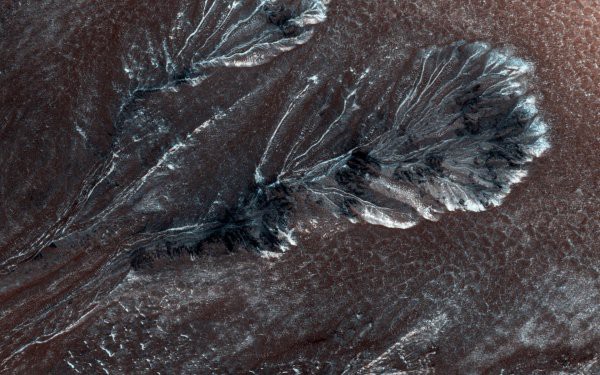 Ученые обнаружили на Марсе снег
