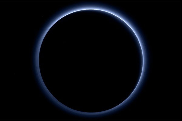 Аппарат NASA обнаружил над Плутоном земное небо