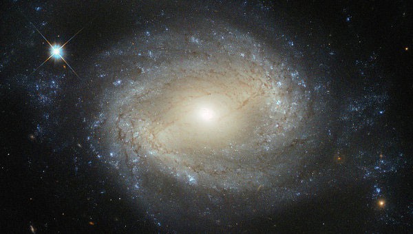 «Хаббл» зафиксировал галактику с «голодной» черной дырой