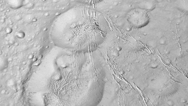 Астрономы обнаружили "снеговика" на поверхности Энцелада, луны Сатурна