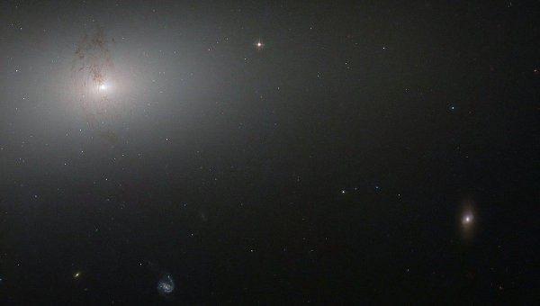 "Хаббл" сфотографировал галактику, закрытую космической "фатой"
