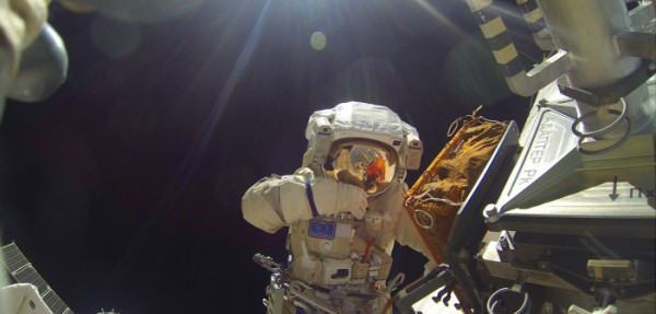 Российский космонавт сделал селфи в открытом космосе