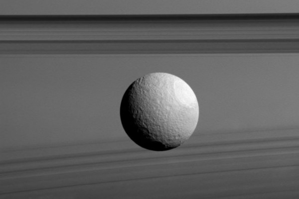 "Кассини" заснял ледяную Тефию на фоне колец Сатурна