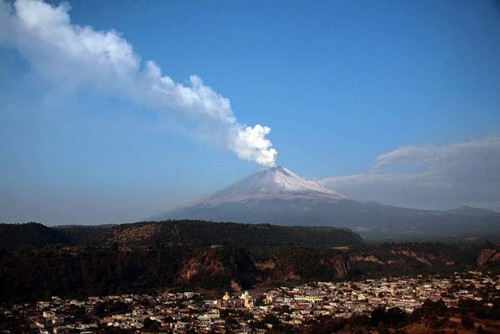 Спящий вулкан Попокатепетль в Мексике, снова пробудился