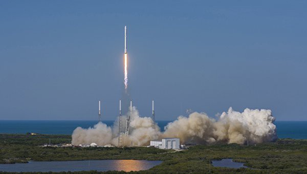 SpaceX впервые успешно посадила ракету Falcon 9 на баржу в океане