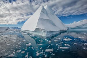 Российские ученые научились буксировать айсберги 