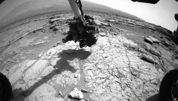 Марсоход Curiosity впервые получил образцы с помощью своей "дрели"