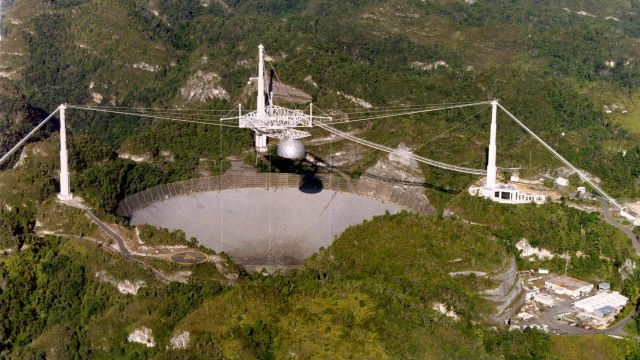 Ураган "Мария" повредил радиотелескоп в Аресибо