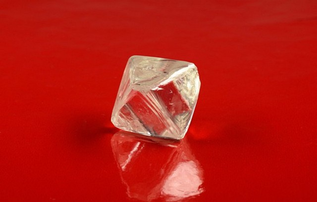 В Якутии АЛРОСА нашла два крупных алмаза