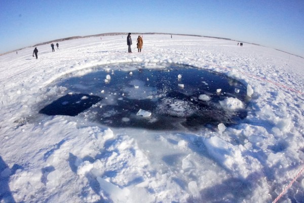 Эксперт: Лед озера Чебаркуль усеян хондритом, метеоритным веществом