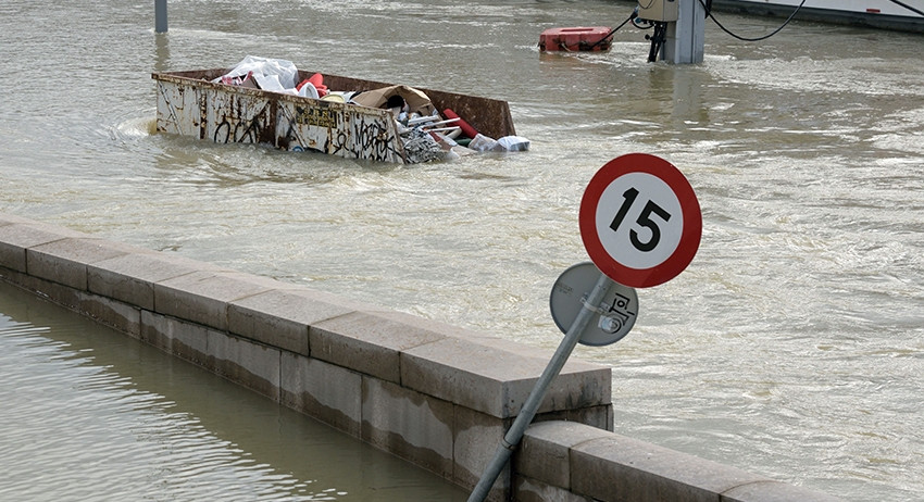 На Португалию обрушился ураган, во Франции – наводнение