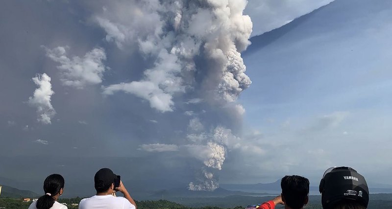На Филиппинах началось извержение вулкана Тааль