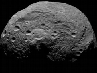 Находки с астероида Веста проливают свет на историю лунного катаклизма
